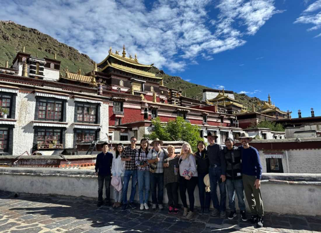 group photo in front of Tashilhunpo Monastery